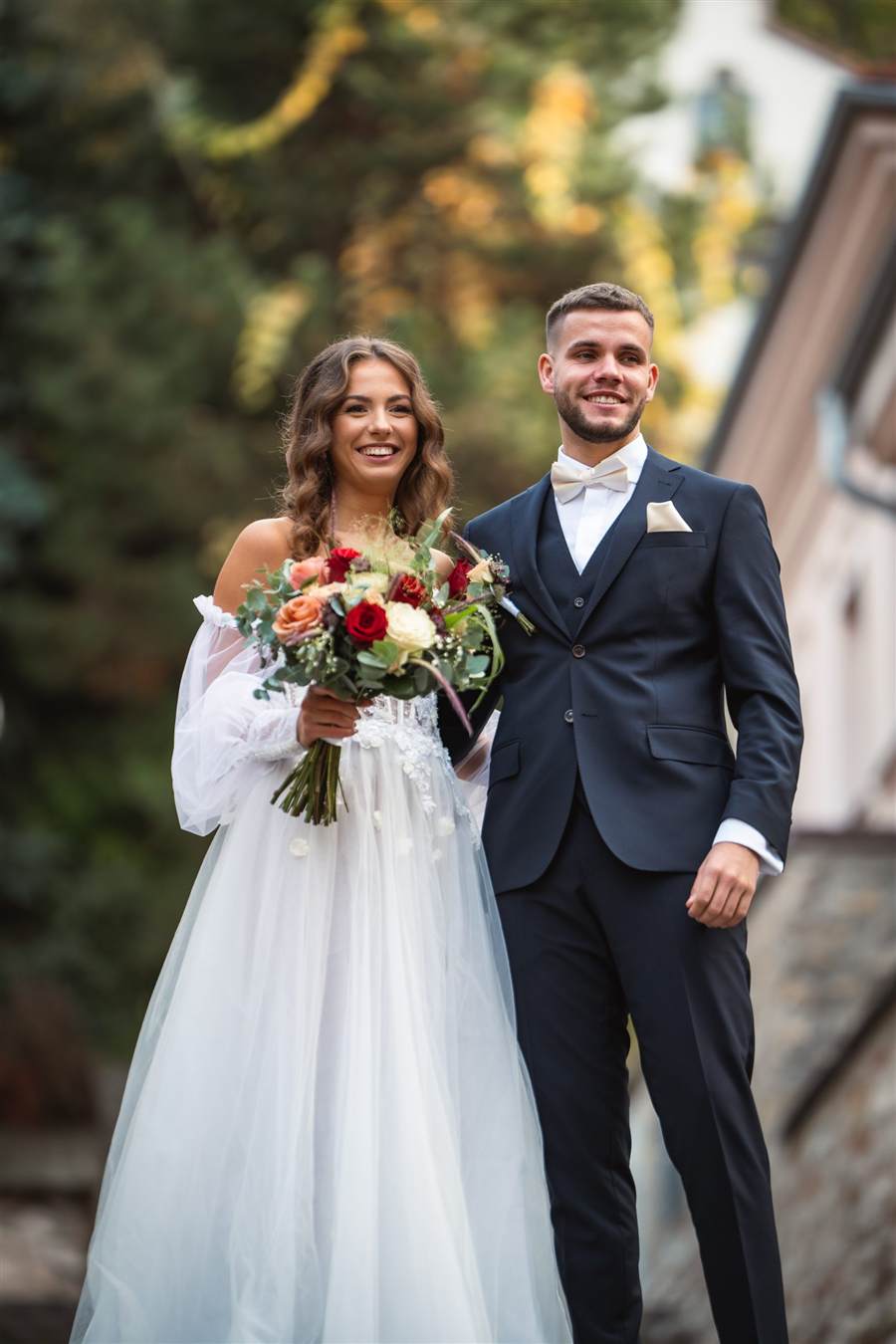 Svadobný pár s kyticou v exteriéri – fotograf Trenčín