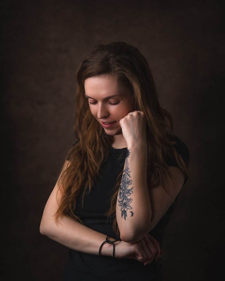 Portrét ženy v interiéri – fine art fotograf Trenčín